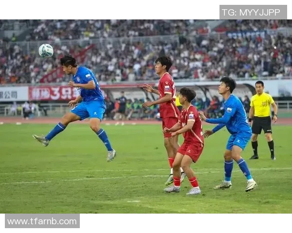 足球明星在逆境中沉思的瞬间与无奈的心声